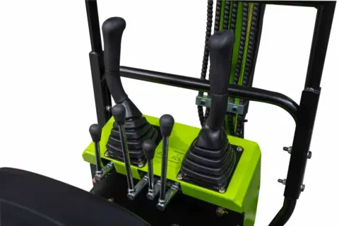 ZIPPER ZI-MBG850DS5 Diesel-Minibagger mit drei Schaufeln